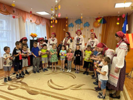 Вместе водим хороводы Вместе водим хороводы.